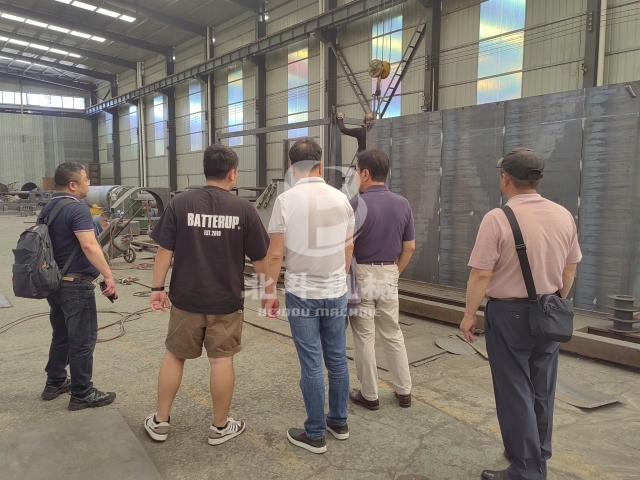 张经理带领韩国客户参观茄子APP视频下载制造并探讨合作机会